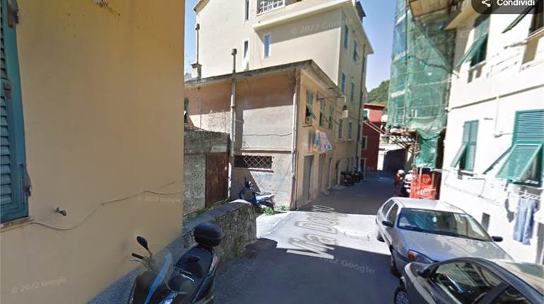 Magaz. in Asta a Genova Via Dongo 4 R